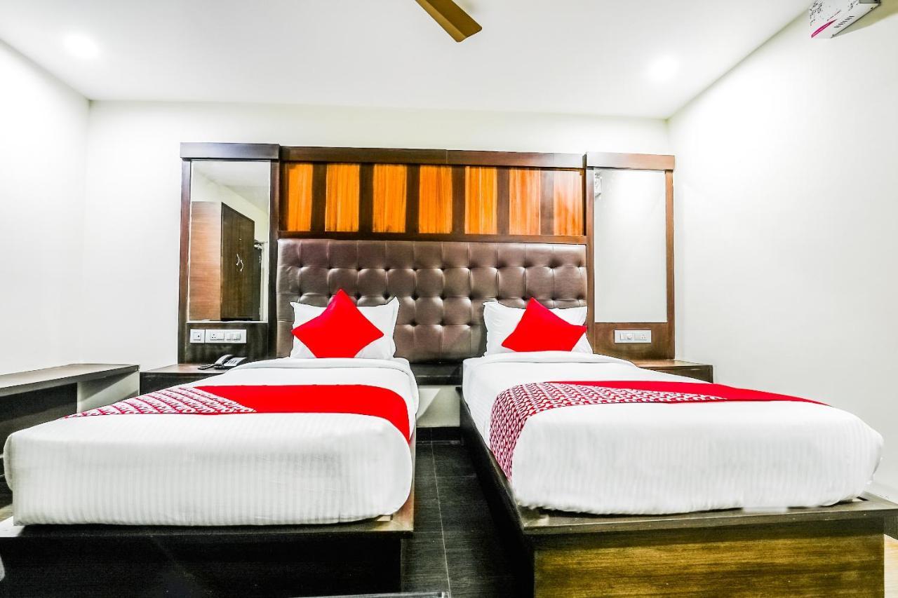Oyo 16155 Hotel Dcm Grand Vijayawada Exterior photo
